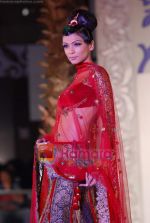 Model walks the ramp for Sonia Mehra at Aamby Valley India Bridal Week day 5 on 2nd Nov 2010 (48).JPG